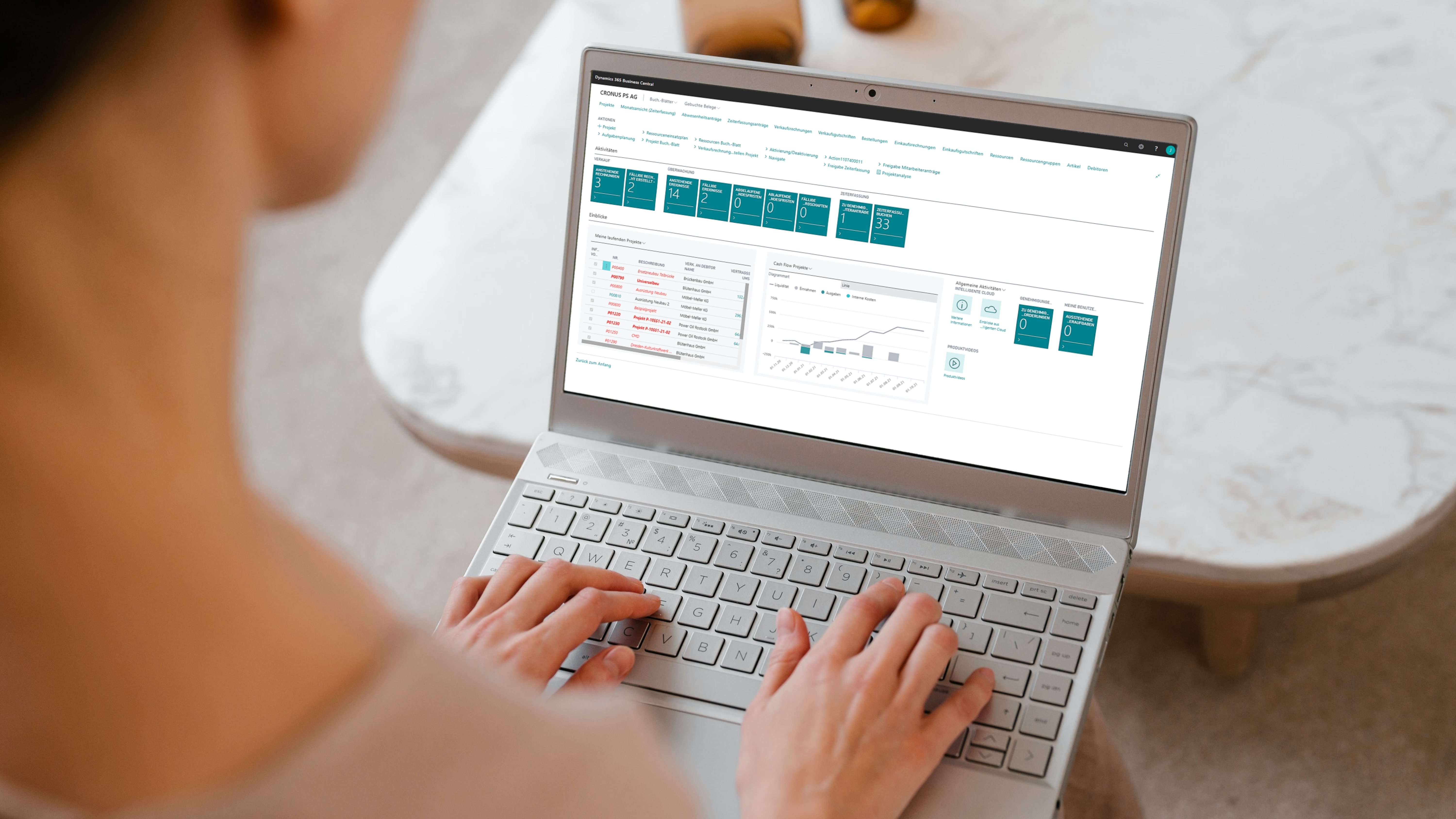 Business Central Startseite auf Laptop auf Schoss einer Frau