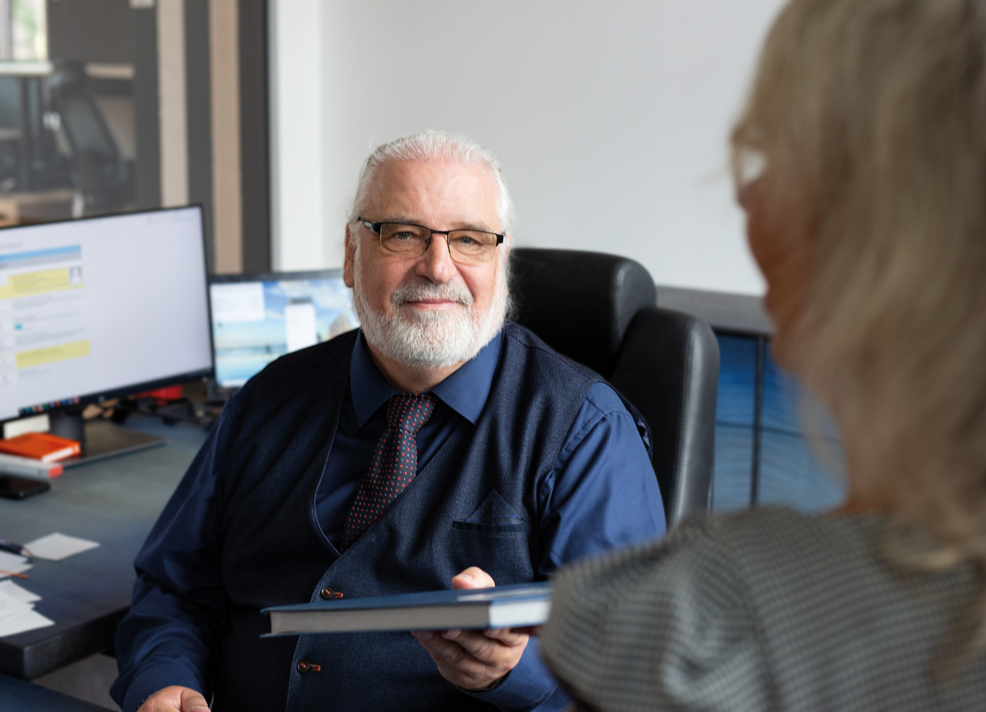 SONAPRO Geschäftsführer Jens Knöfler lächelt auf seinem Bürostuhl