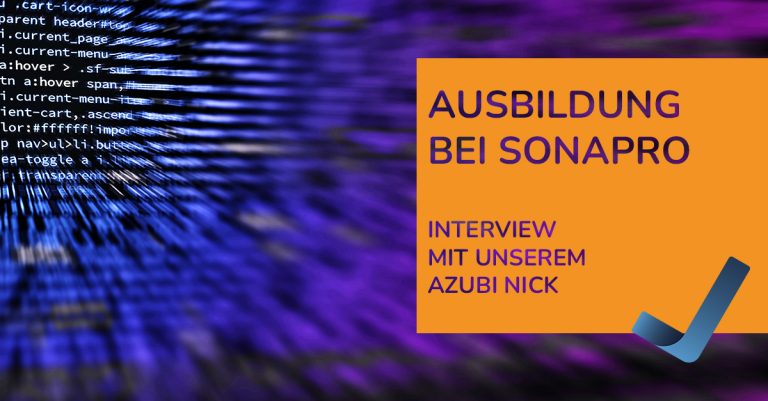Ein Recruiting-Teaser der Firma SONAPRO, der ein Interview mit einem Auszubildenden ankündigt. Auf der linken Seite ist ein unscharfer, abstrakter Hintergrund aus blauem und violettem Licht zu sehen, der an verschwommenen Computer-Code erinnert. Rechts nimmt ein großes, leuchtend orangefarbenes Rechteck den größten Teil des Platzes ein. Darauf steht in gut lesbarer, violetter Schrift der Haupttitel: „AUSBILDUNG BEI SONAPRO“. Darunter, in etwas kleinerer, aber ebenfalls violetter Schrift, der Untertitel: „INTERVIEW MIT UNSEREM AZUBI NICK“. Rechts unten auf dem orangefarbenen Feld befindet sich ein stilisiertes, blaues 3D-Häkchen-Symbol.