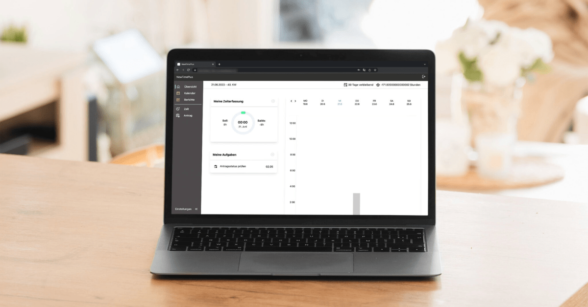 Ein Laptop steht auf einem Holztisch in einem hellen Raum. Auf dem Bildschirm ist die Webanwendung „TimePlus“ für die Zeiterfassung geöffnet, die ein Dashboard mit Kalenderansicht, Stempelfunktionen und Aufgaben wie „Antragsstatus prüfen“ zeigt.