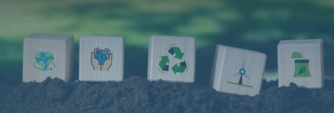 Eine in Blautöne getauchte Grafik mit Holzwürfeln, die in der Erde stehen. Auf den Vorderseiten der Würfel sind verschiedene grüne Umweltsymbole wie ein Recycling-Zeichen, Hände, die eine Weltkugel halten, eine Windkraftanlage und ein herziges Erdsymbol abgebildet.