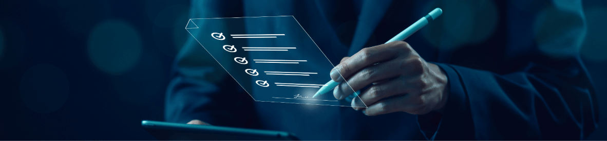 Eine in Blautöne gehaltene Nahaufnahme einer Person, die mit einem digitalen Eingabestift auf einem schwebenden, transparenten Dokument mit Checklisten-Symbolen und Textzeilen unterschreibt.