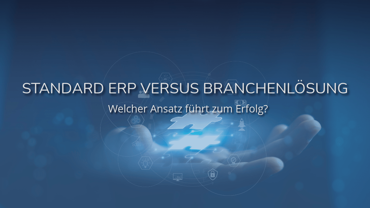 Eine blaue Grafik, die eine offene Hand zeigt, über der zwei leuchtende Puzzleteile schweben. Im Hintergrund sind feine, kreisförmige Linien mit verschiedenen Icons erkennbar. Darüber steht der Text „STANDARD ERP VERSUS BRANCHENLÖSUNG“ und darunter die Frage „Welcher Ansatz führt zum Erfolg?“.