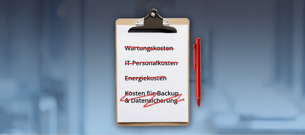 Ein Klemmbrett mit einem weißen Blatt Papier vor einem unscharfen Hintergrund, auf dem vier Punkte aufgelistet und jeweils rot durchgestrichen sind: „Wartungskosten“, „IT-Personalkosten“, „Energiekosten“ und „Kosten für Backup & Datensicherung“. Rechts daneben liegt ein roter Stift.