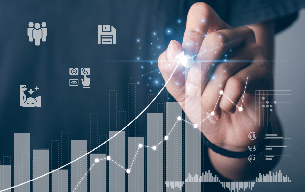 Eine Person zeichnet mit einem leuchtenden Stift einen steilen, nach oben gerichteten Trendpfeil über ein digitales Balken- und Liniendiagramm. Im Hintergrund sind verschiedene grafische Icons wie Personengruppen, Disketten und Kommunikationssymbole zu sehen.