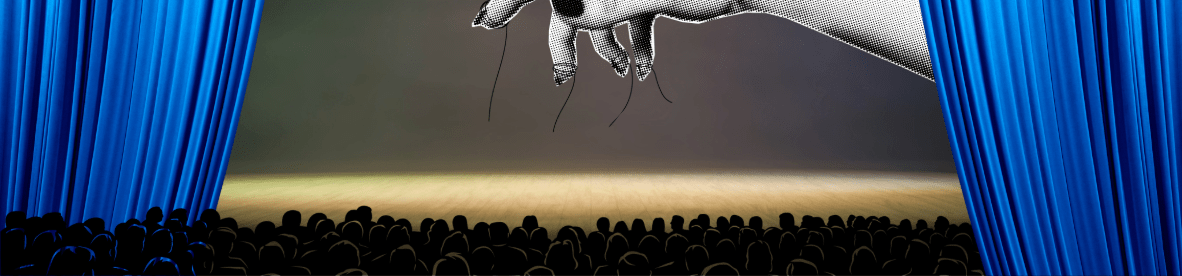 Eine Ansicht von der Bühne eines Theaters mit blauen Vorhängen an den Seiten und einem großen Publikum im dunklen Zuschauerraum. Von oben greift eine schwarz-weiß gerasterte Hand hinein, von deren Fingern dünne Fäden nach unten hängen.