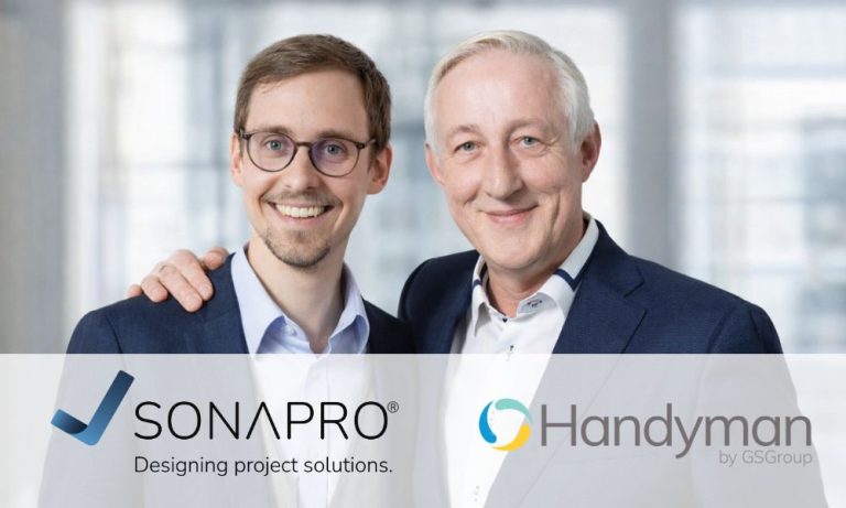 Ein Porträtfoto von zwei lächelnden Männern in Anzügen, die Seite an Seite stehen. Im unteren Bereich ist ein weißes Banner mit den Firmenlogos und Slogans von „SONAPRO (Designing project solutions.)“ und „Handyman by GSGroup“ zu sehen.