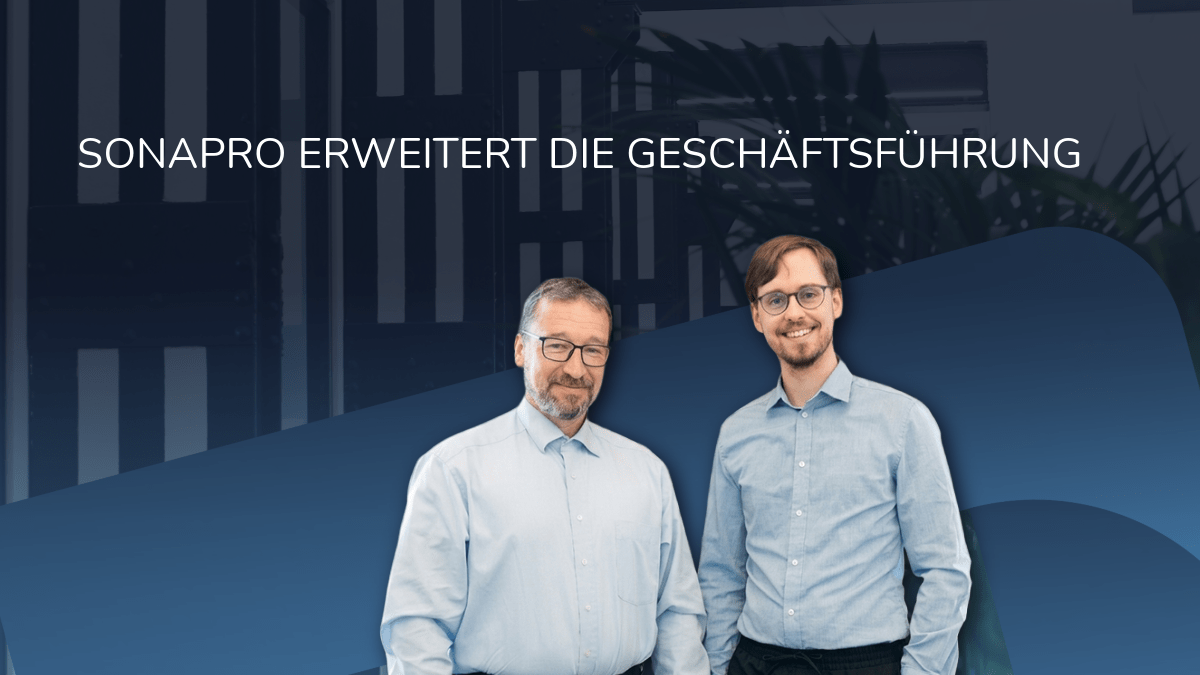 Das Bild zeigt zwei Männer in hellblauen Hemden vor einem blauen Hintergrund mit der großen Überschrift „SONAPRO ERWEITERT DIE GESCHÄFTSFÜHRUNG“.