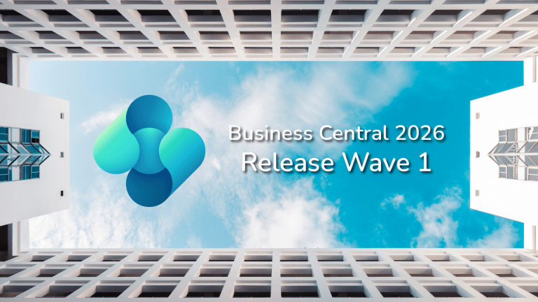 Ein Blick nach oben in einen Innenhof mit weißer Rasterarchitektur, eingerahmt von einem blauen Himmel mit leichten Wolken. Links ist ein türkis-blaues Logo zu sehen, daneben steht der Text „Business Central 2026 Release Wave 1“.