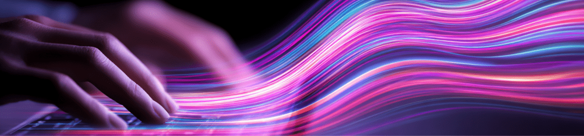Hände tippen auf eine Tastatur, wobei aus den Tasten geschwungene, leuchtende Lichtstreifen in Pink-, Blau- und Orangetönen als abstrakte Datenströme hervorströmen.