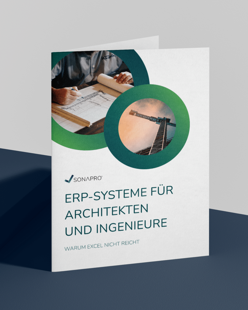 Das Mockup eines Factsheets von SONAPRO mit dem Titel „ERP-Systeme für Architekten und Ingenieure – Warum Excel nicht reicht“. Das Design verwendet Weiß als Grundfarbe und integriert zwei kreisförmige Bildelemente in Grün- und Blautönen, die eine Person beim Arbeiten an einem Plan sowie einen Baukran darstellen.