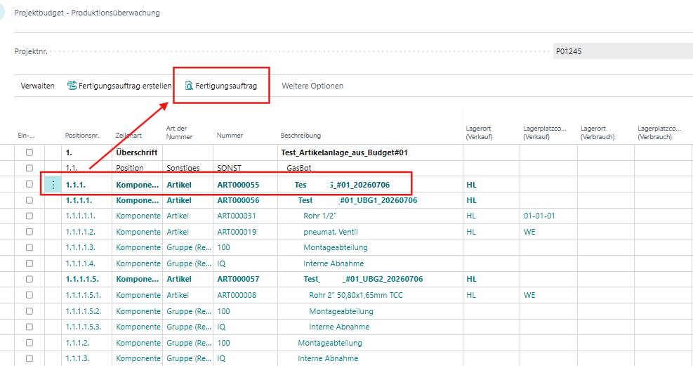 Variante 3: Screenshot der smartPROJECT productionapp: Die Ansicht 'Projektbudget - Produktionsüberwachung' visualisiert den direkten Absprung in die Fertigungsdetails. Der rote Pfeil zeigt die Navigation von der Komponente (Position 1.1.1.) direkt zum übergeordneten 'Fertigungsauftrag' für sofortigen Zugriff auf alle Stücklisten und Arbeitsgänge.