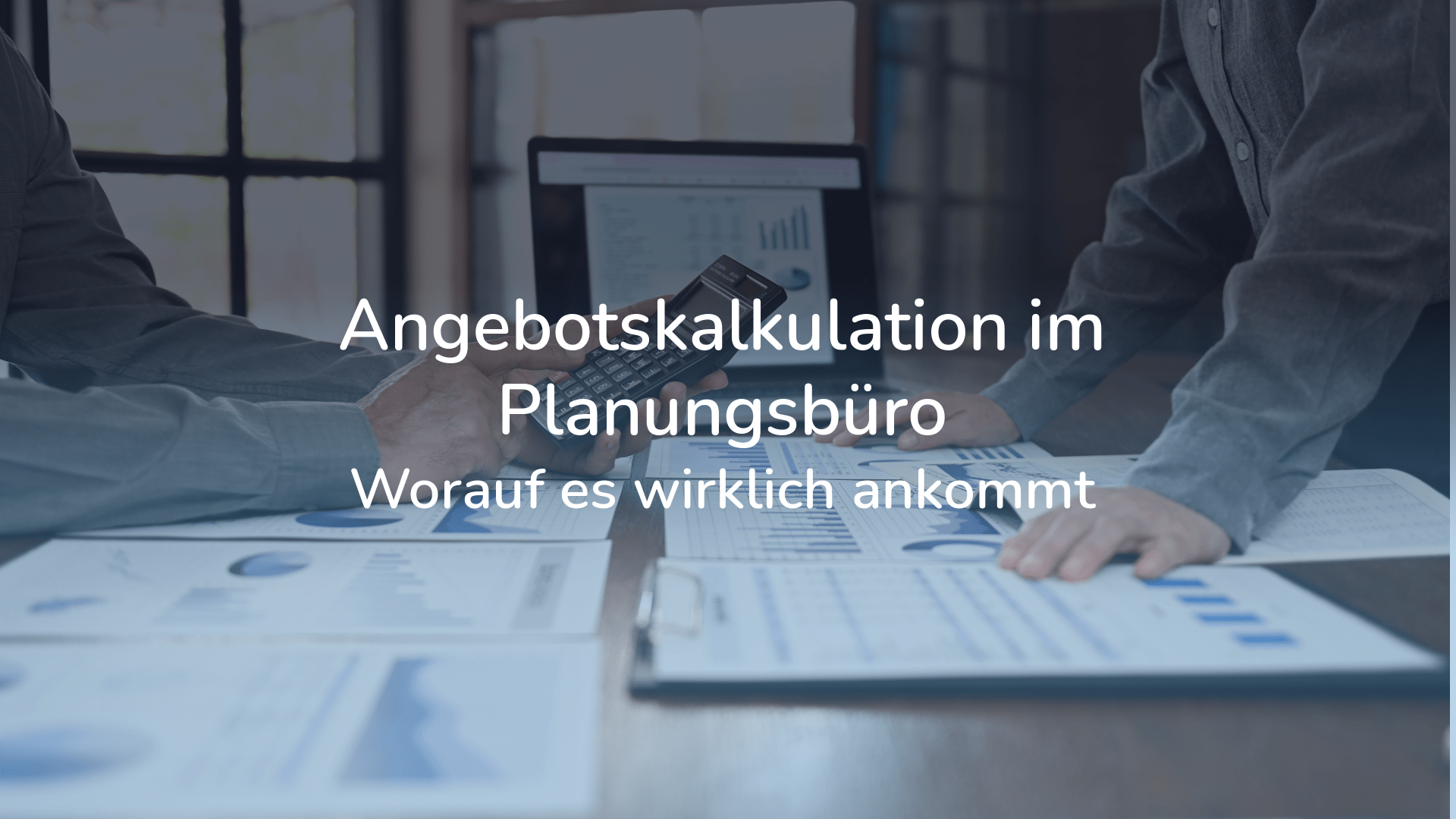 Das Foto zeigt einen Besprechungstisch in einem modernen Planungsbüro aus der Perspektive leicht von oben. Im Hintergrund ist verschwommen ein geöffneter Laptop zu sehen, auf dessen Bildschirm Diagramme erkennbar sind. Im Vordergrund und in der Mitte breiten sich auf dem Holztisch zahlreiche Dokumente, Ausdrucke und Mappen mit grafischen Diagrammen und Statistiken aus. Zwei Personen beugen sich über die Unterlagen. Die Person links hält einen kleinen Taschenrechner in der Hand und bedient die Tasten. Mittig über das Bild ist ein dunkles, leicht transparentes Overlay gelegt, das in weißer, gut lesbarer Schrift den Titel „Angebotskalkulation im Planungsbüro“ und darunter den Untertitel „Worauf es wirklich kommt“ trägt.