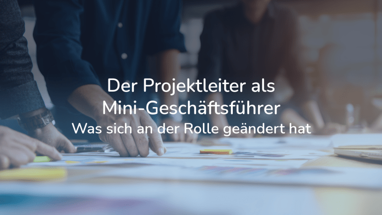 Eine Gruppe von Planern im Hintergrund bespricht Unterlagen auf einem Tisch. Im Vordergrund steht der weiße Text: „Der Projektleiter als Mini-Geschäftsführer: Was sich an der Rolle geändert hat“.