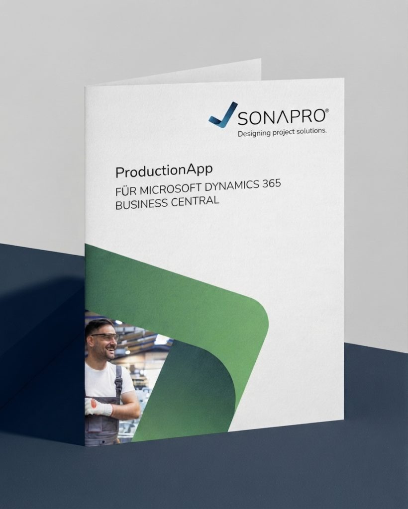 Deckblatt einer Broschüre mit der Aufschrift „ProductionApp für Microsoft Dynamics 365 Business Central“ und dem Logo von SONAPRO. Im unteren Bereich ist ein lächelnder Arbeiter in einer Werkshalle zu sehen, umrahmt von einem geschwungenen, grünen Designelement.